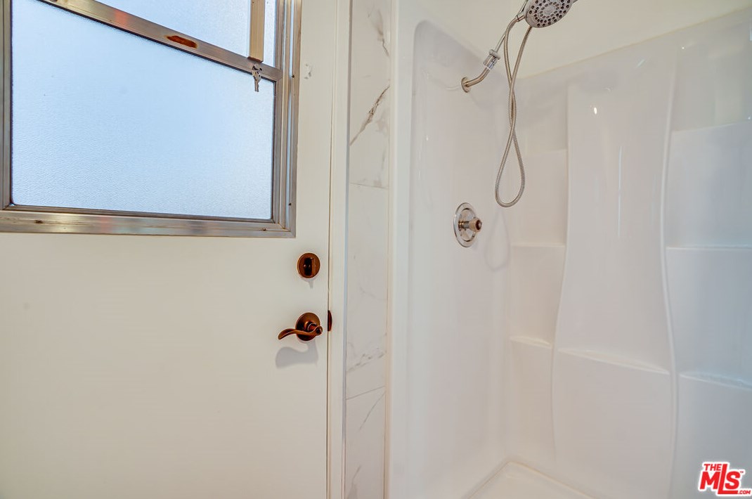 6268 Crebs Ave, Los Angeles CA  91335-6815 exterior