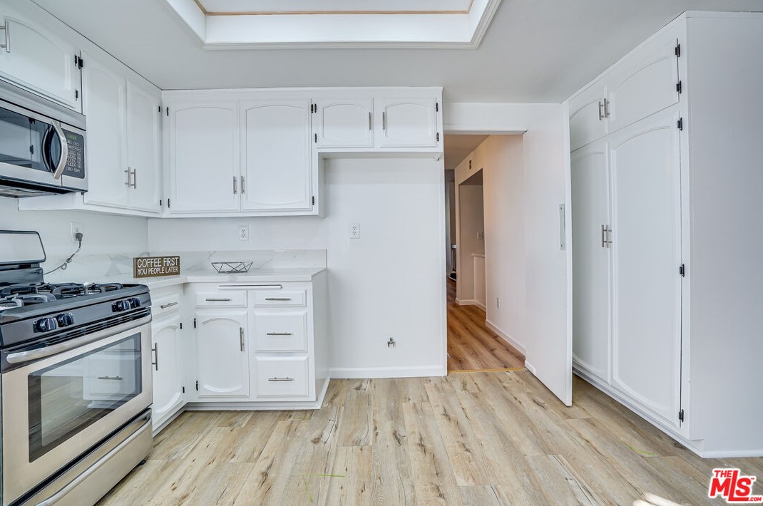 6268 Crebs Ave, Los Angeles CA  91335-6815 exterior