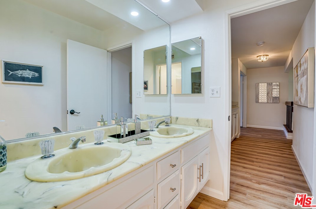 6268 Crebs Ave, Los Angeles CA  91335-6815 exterior