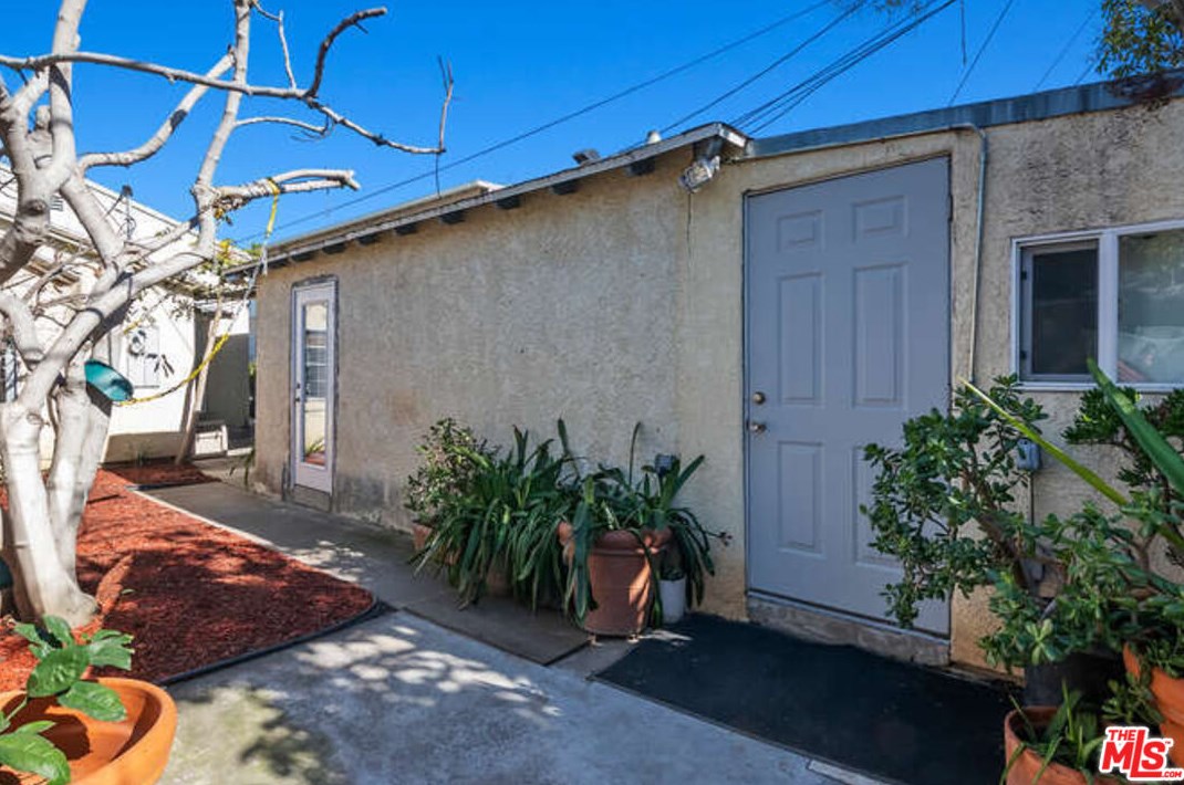 8810 Cadillac Ave, Los Angeles CA  90034-2002 exterior