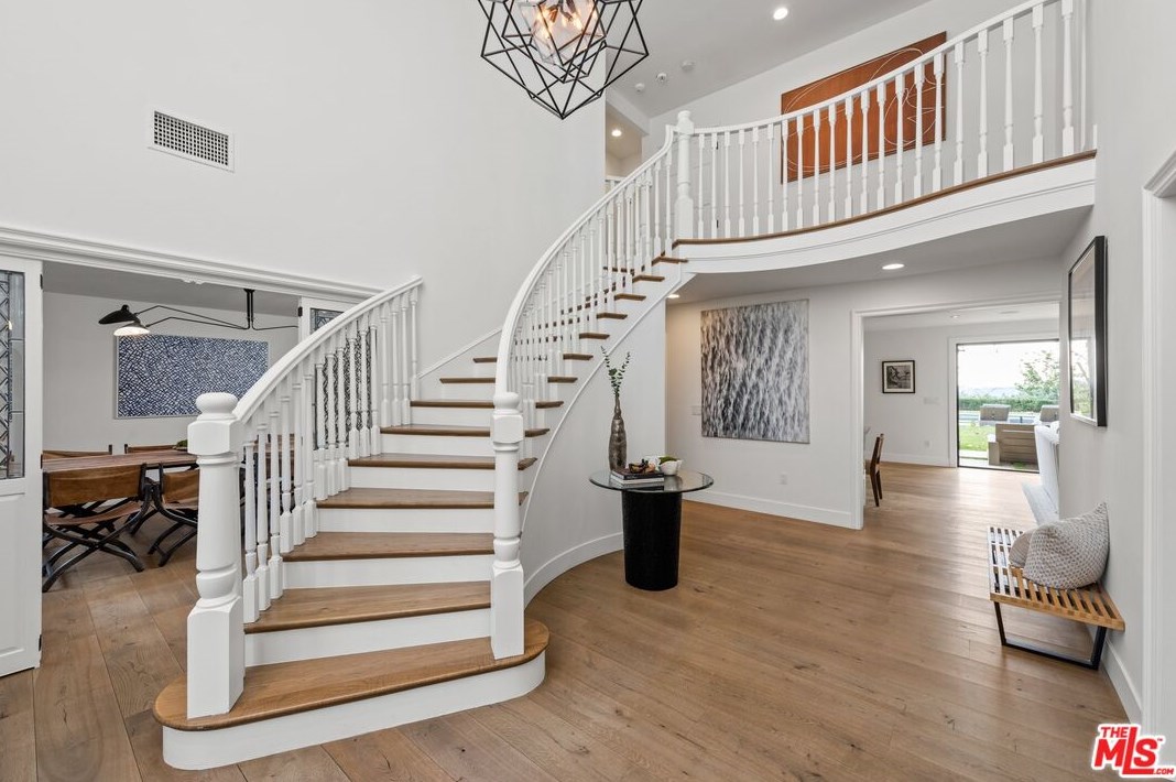 9770 Donington Pl, Beverly Hills, CA 90210-1103