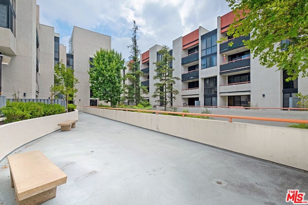 222 Central Ave, Los Angeles CA  90012-4229 exterior