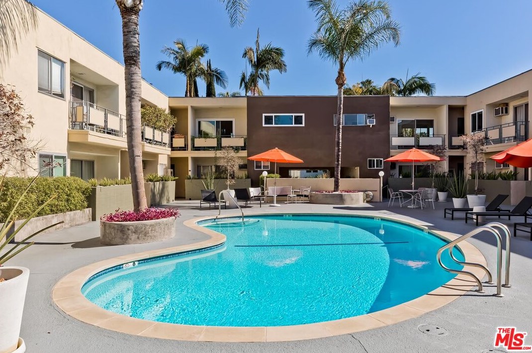 1233 Laurel Ave, Los Angeles CA  90046-5136 exterior