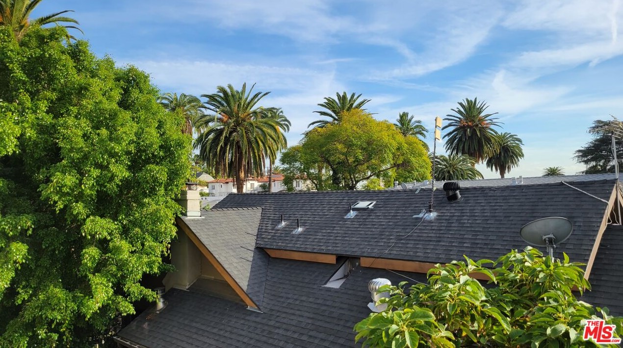 2147 Beachwood Dr, Los Angeles CA  90068-3462 exterior