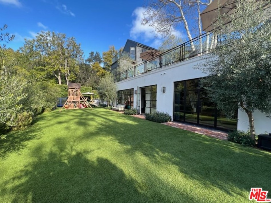 665 Walther Way, Los Angeles CA  90049-2314 exterior