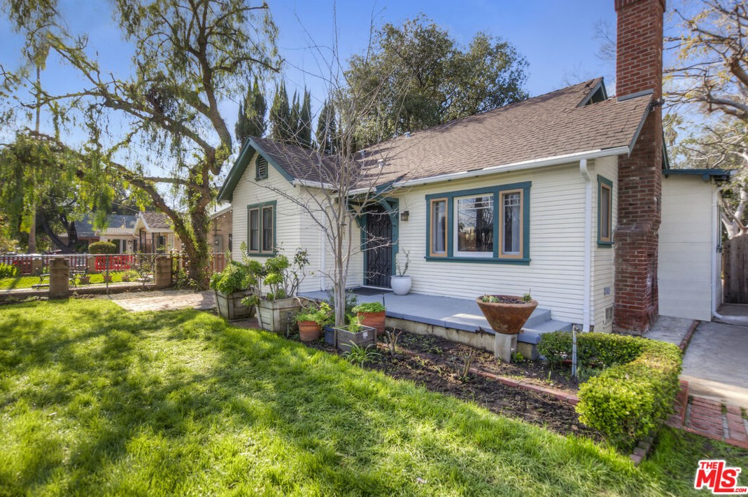 2035 Summit Ave, Pasadena, CA 91103-1749