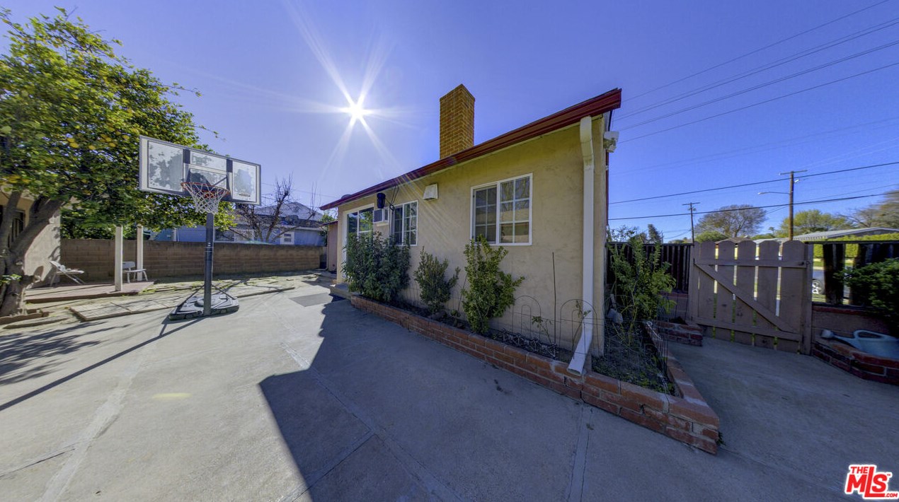 7354 Vanalden Ave, Los Angeles CA  91335-2562 exterior