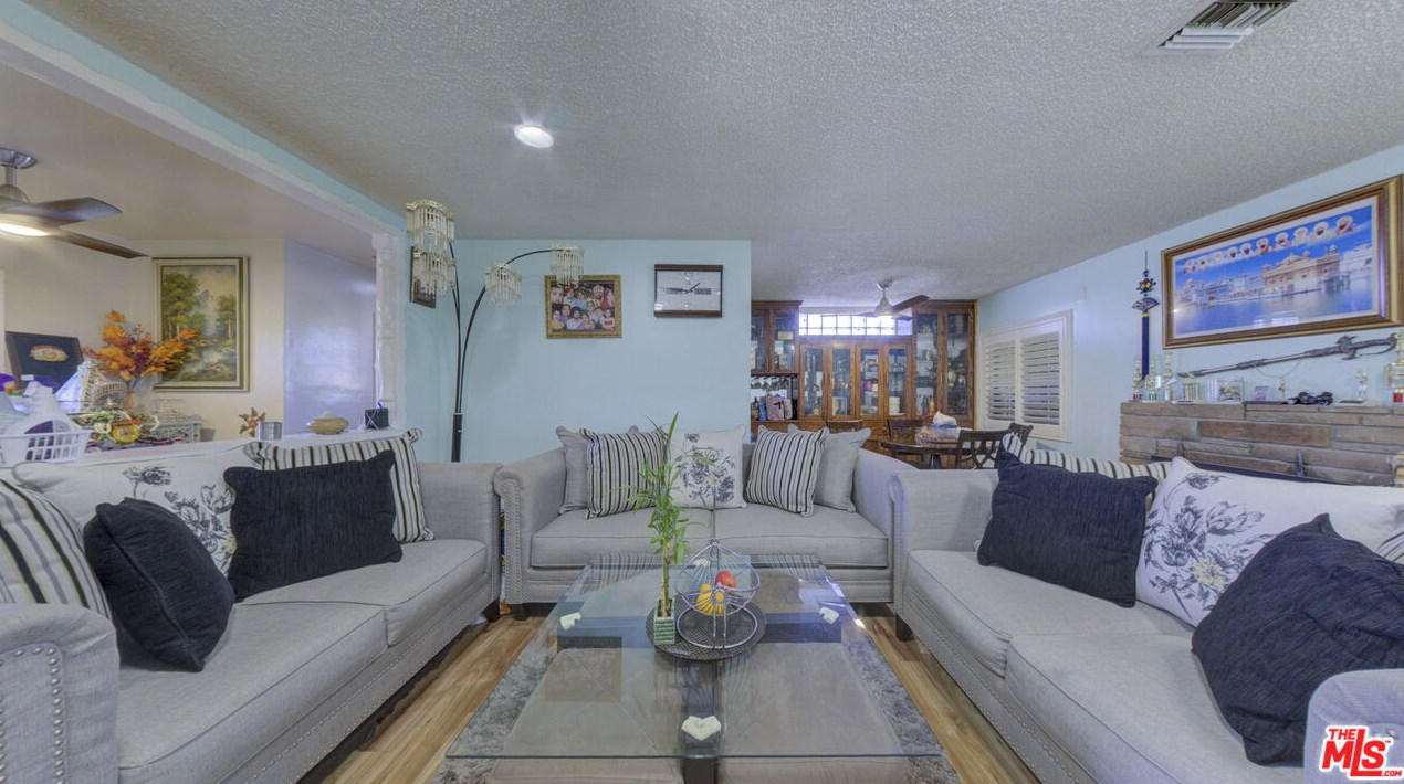 7354 Vanalden Ave, Los Angeles CA  91335-2562 exterior