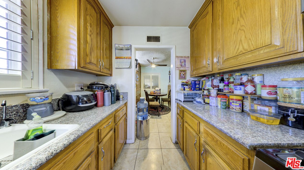 7354 Vanalden Ave, Los Angeles CA  91335-2562 exterior