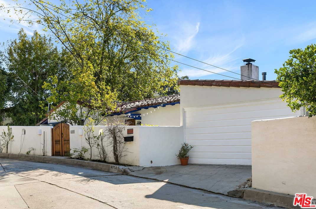 8754 Arlene Ter, Los Angeles CA  90046-1434 exterior