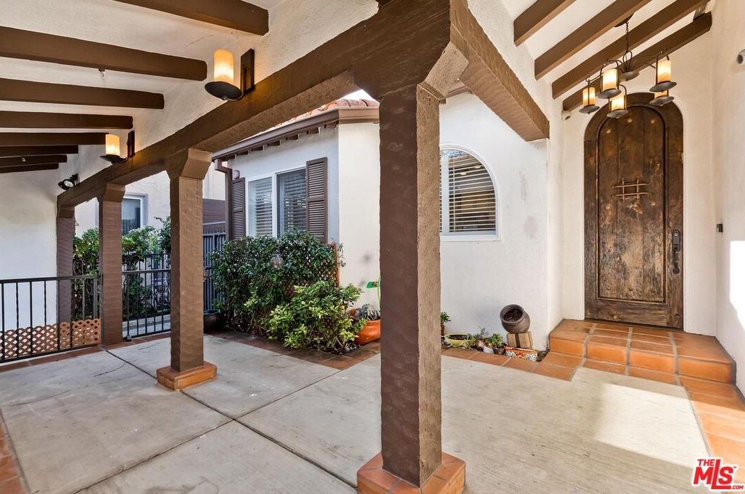 245 Oakhurst Dr, Beverly Hills, CA 90210-4911