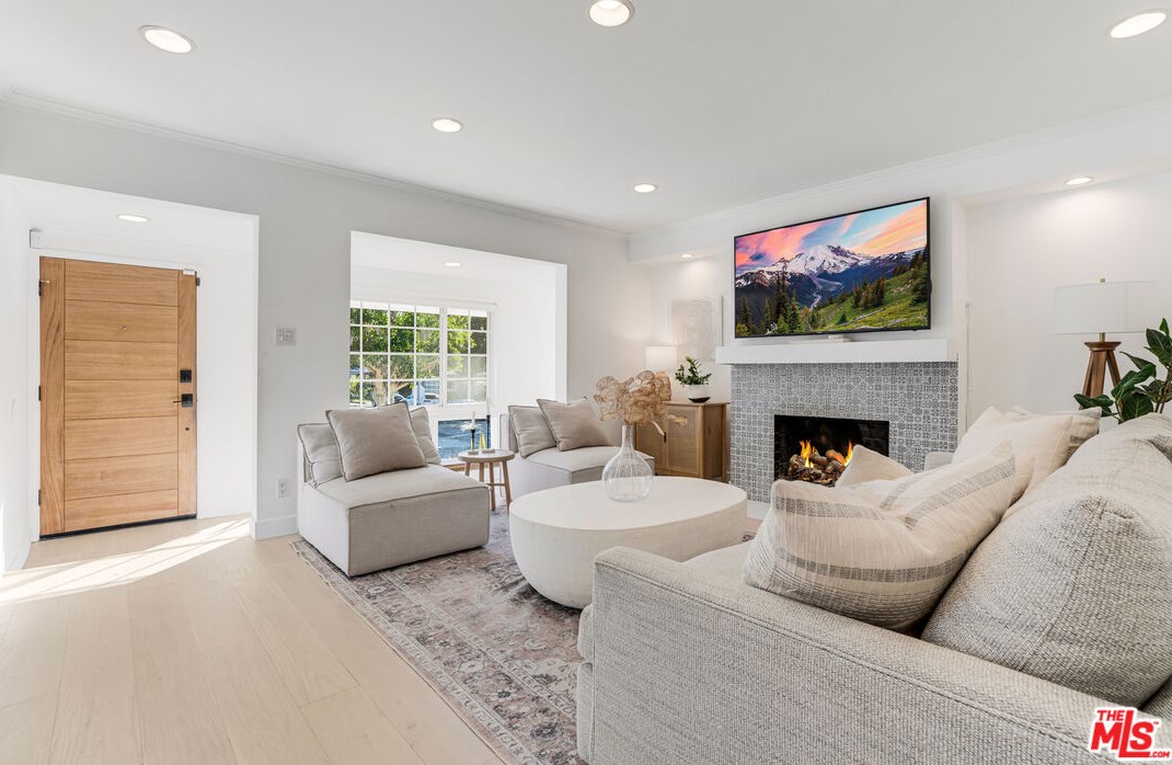 7371 82nd St, Los Angeles, CA 90045-2418