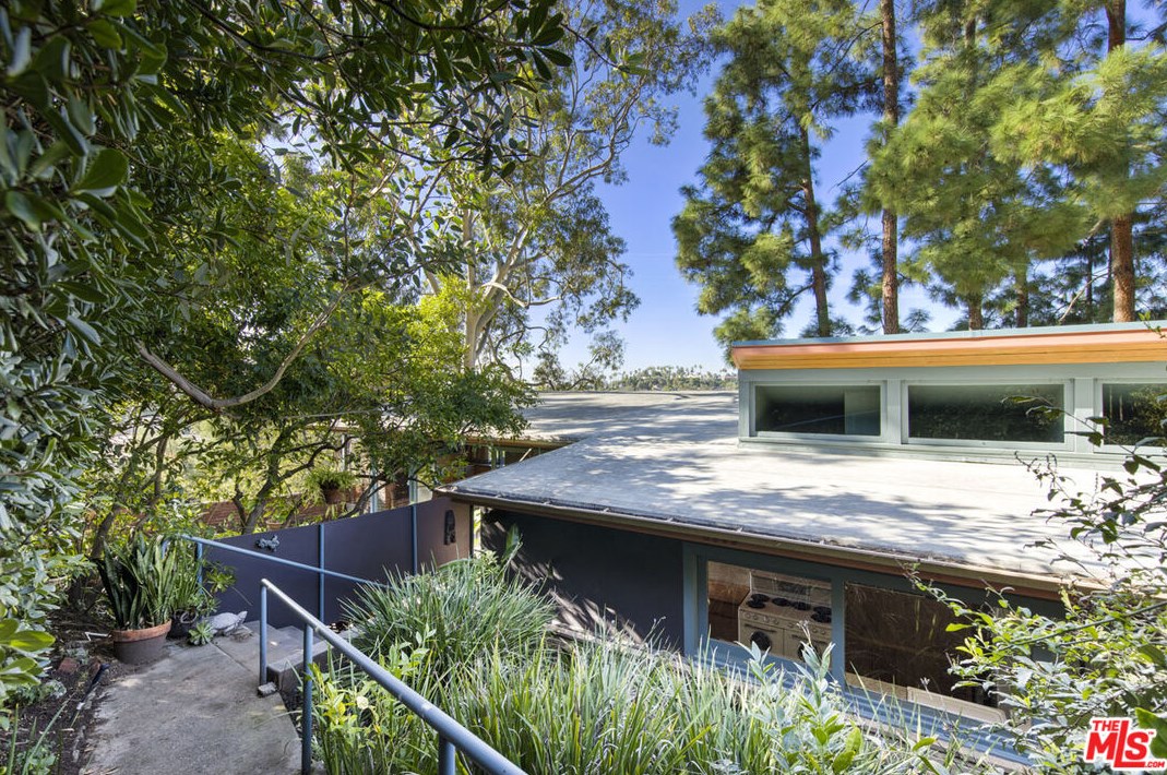 2227 Alcyona Dr, Los Angeles CA  90068-2804 exterior
