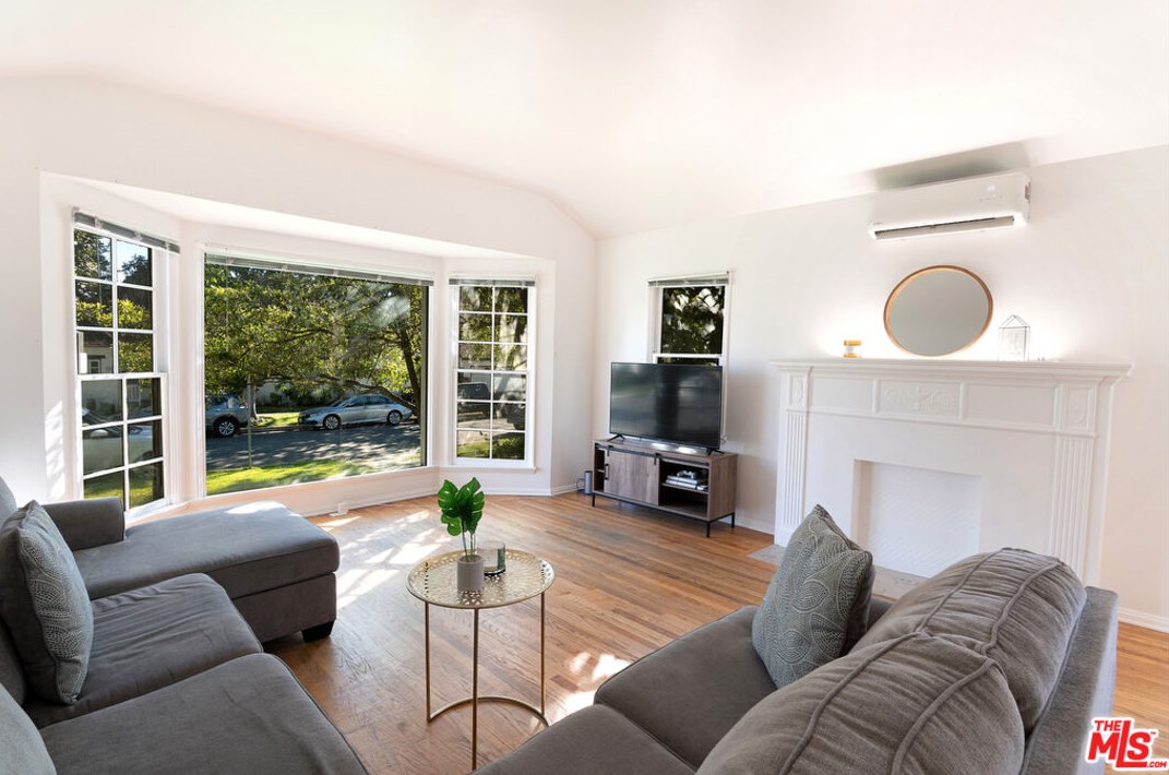 1601 Livonia Ave, Los Angeles, CA 90035-4206
