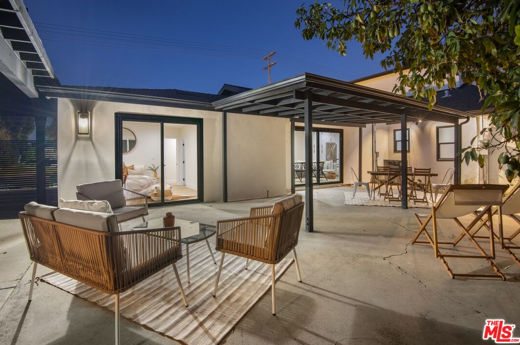 7901 Glider Ave, Los Angeles CA  90045-3049 exterior