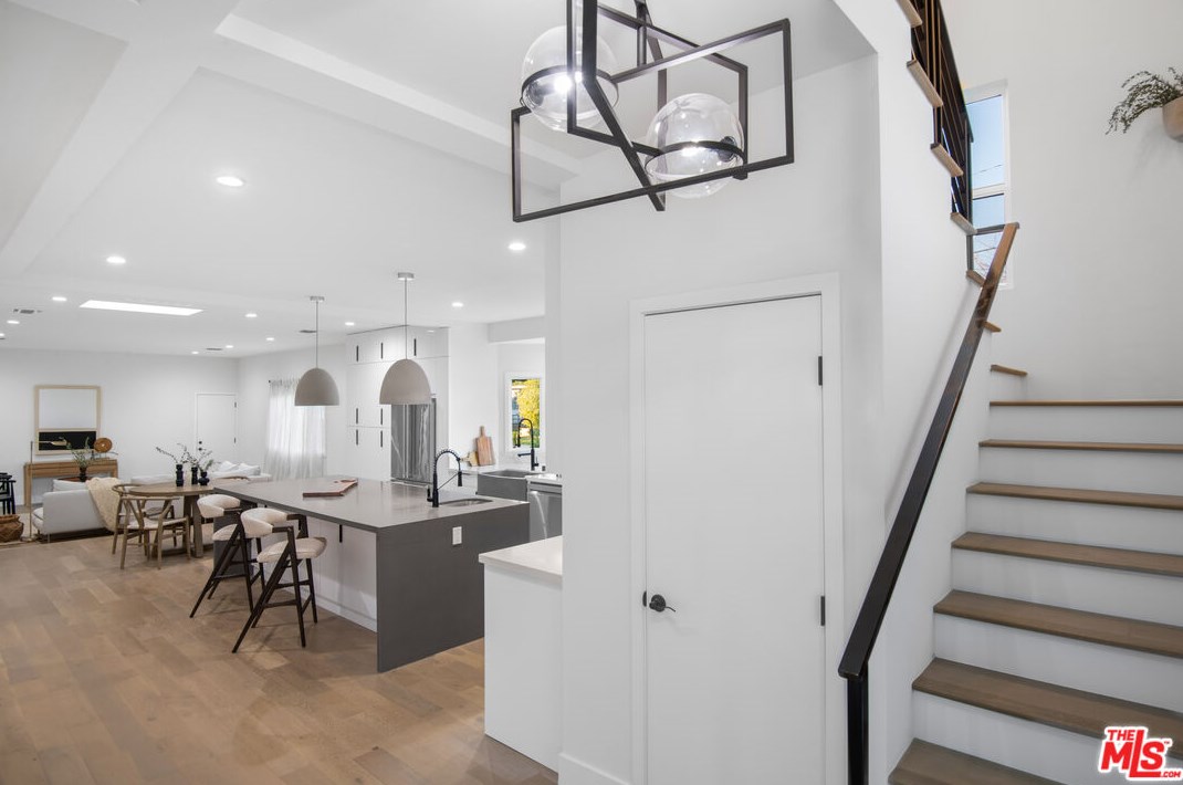 7901 Glider Ave, Los Angeles CA  90045-3049 exterior