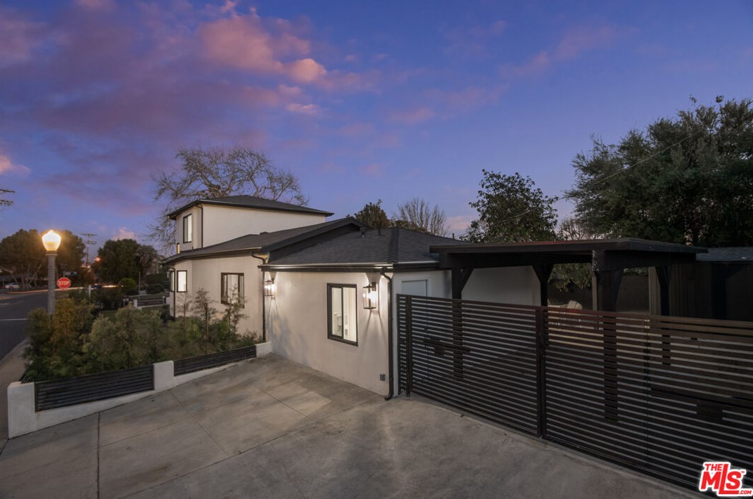 7901 Glider Ave, Los Angeles CA  90045-3049 exterior