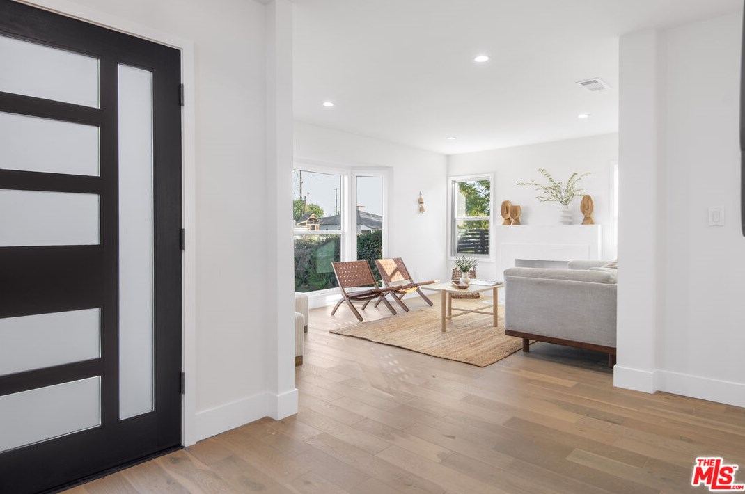 7901 Glider Ave, Los Angeles CA  90045-3049 exterior