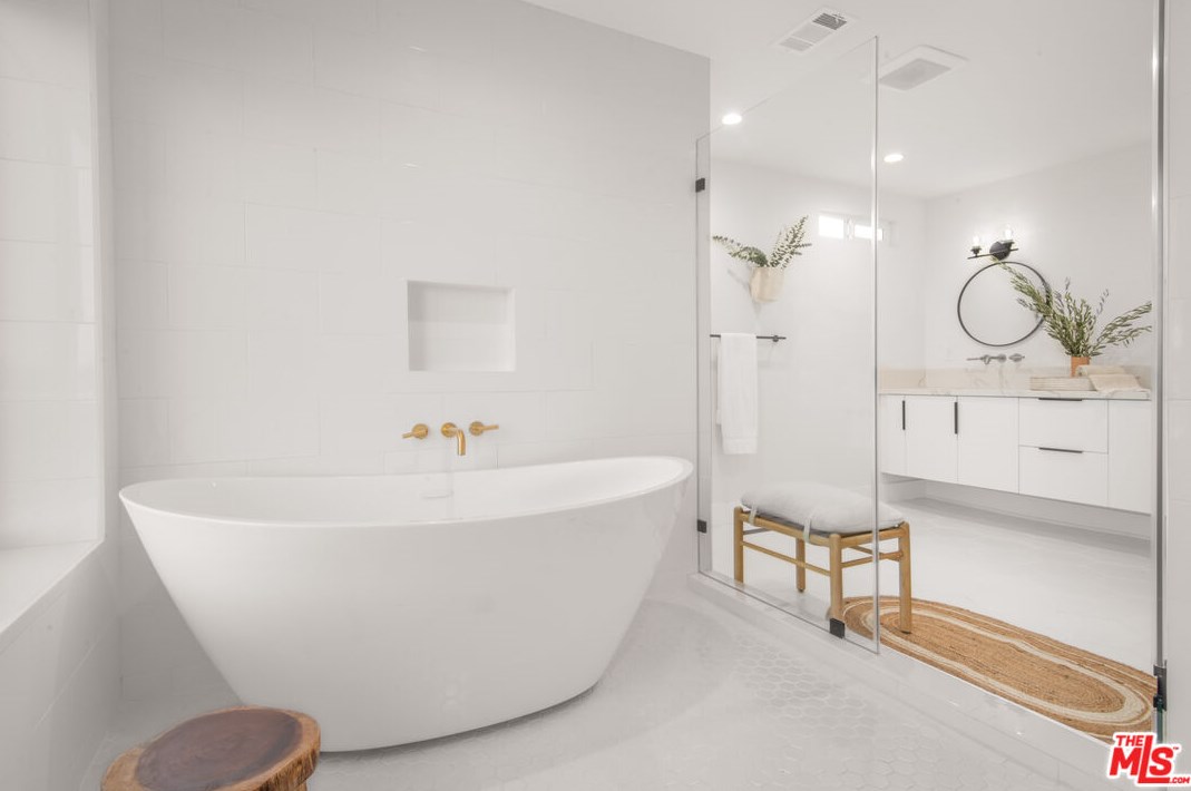 7901 Glider Ave, Los Angeles CA  90045-3049 exterior