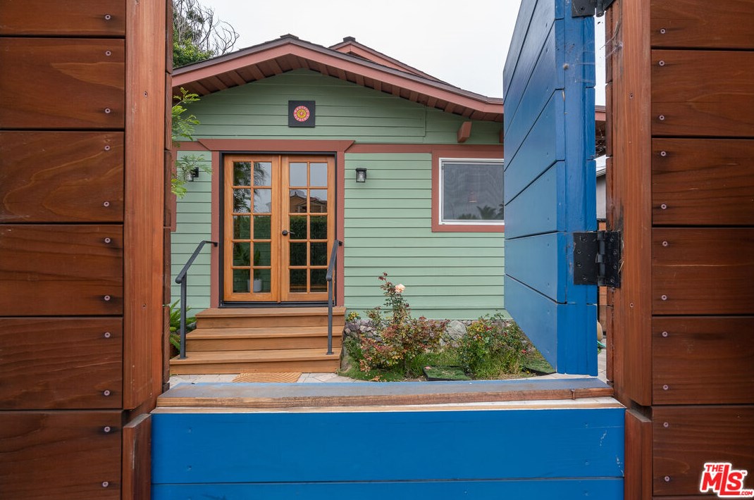 12923 Short Ave, Los Angeles, CA 90066-6422
