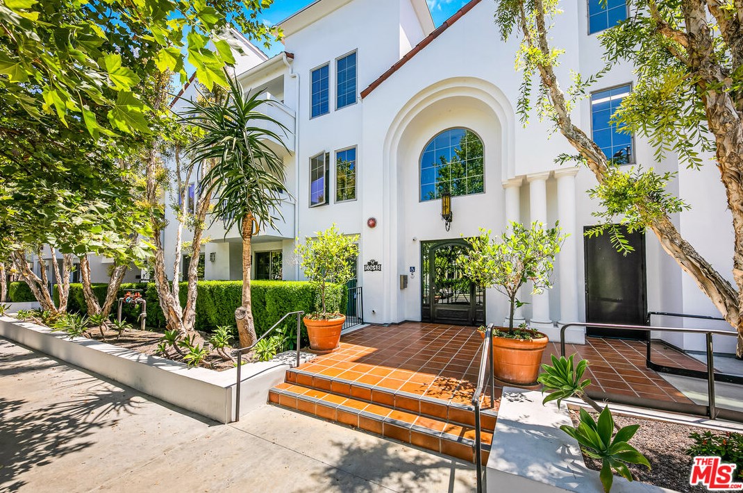 10648 Woodbridge St #205, North Hollywood, CA 91602