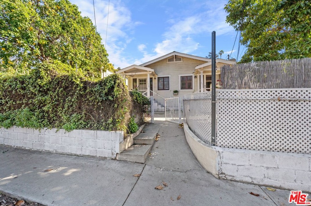 1556 Morton Ave, Los Angeles CA  90026-2676 exterior