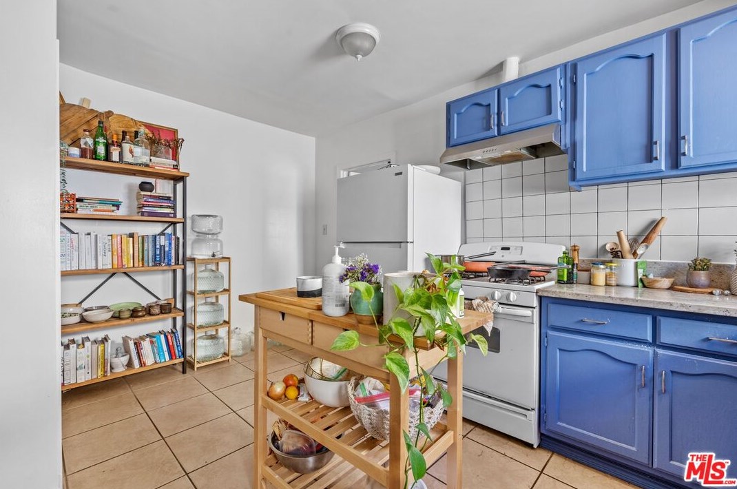 1556 Morton Ave, Los Angeles CA  90026-2676 exterior