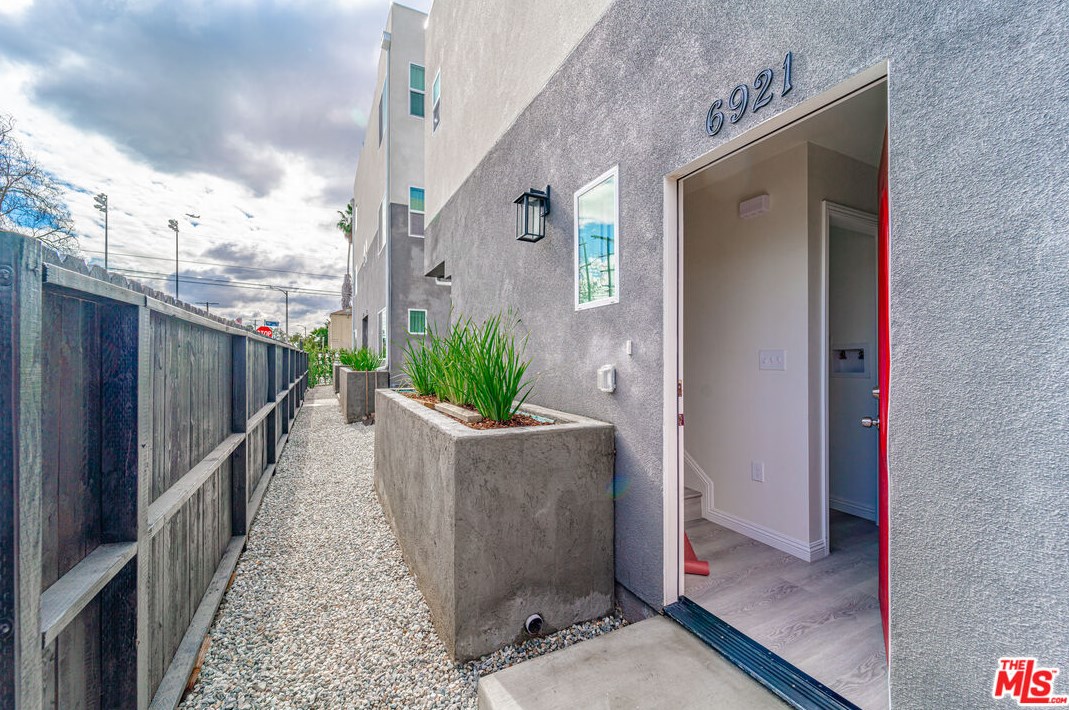 6921 Menlo Ave, Los Angeles, CA 90044-2803