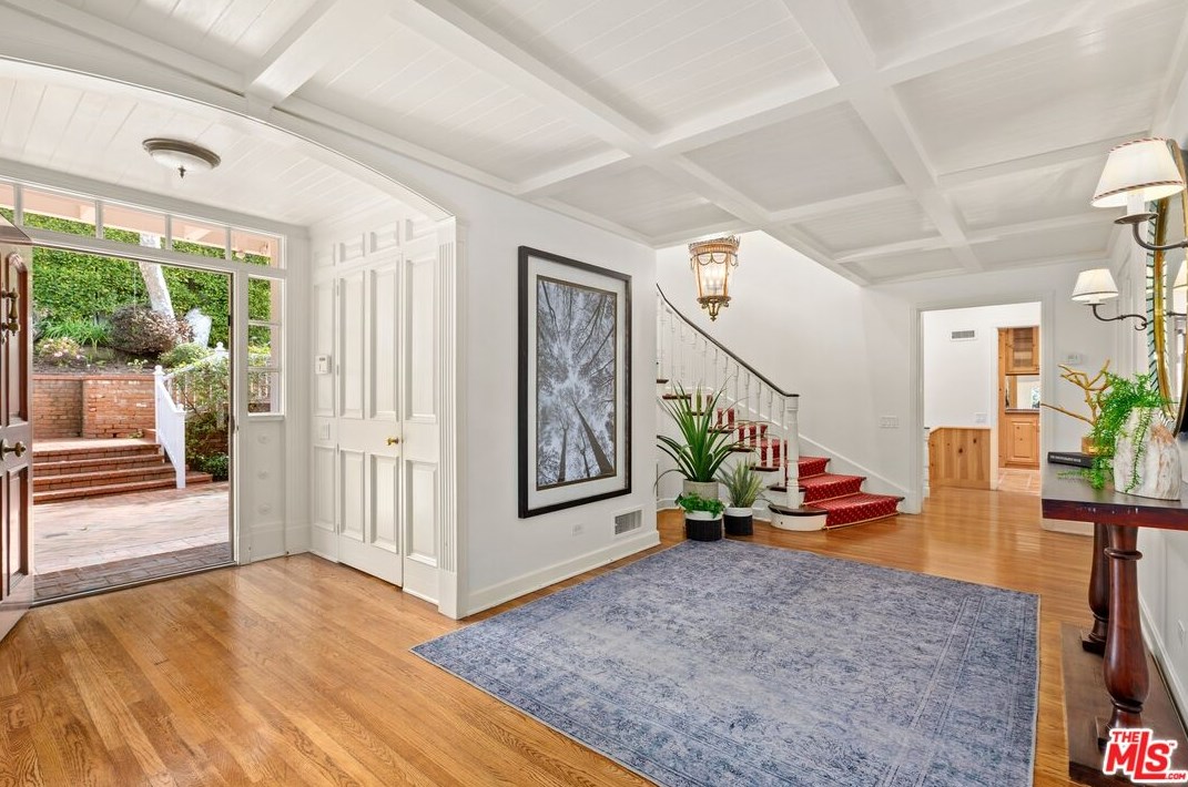 175 Bentley Ave, Los Angeles, CA 90049-2409
