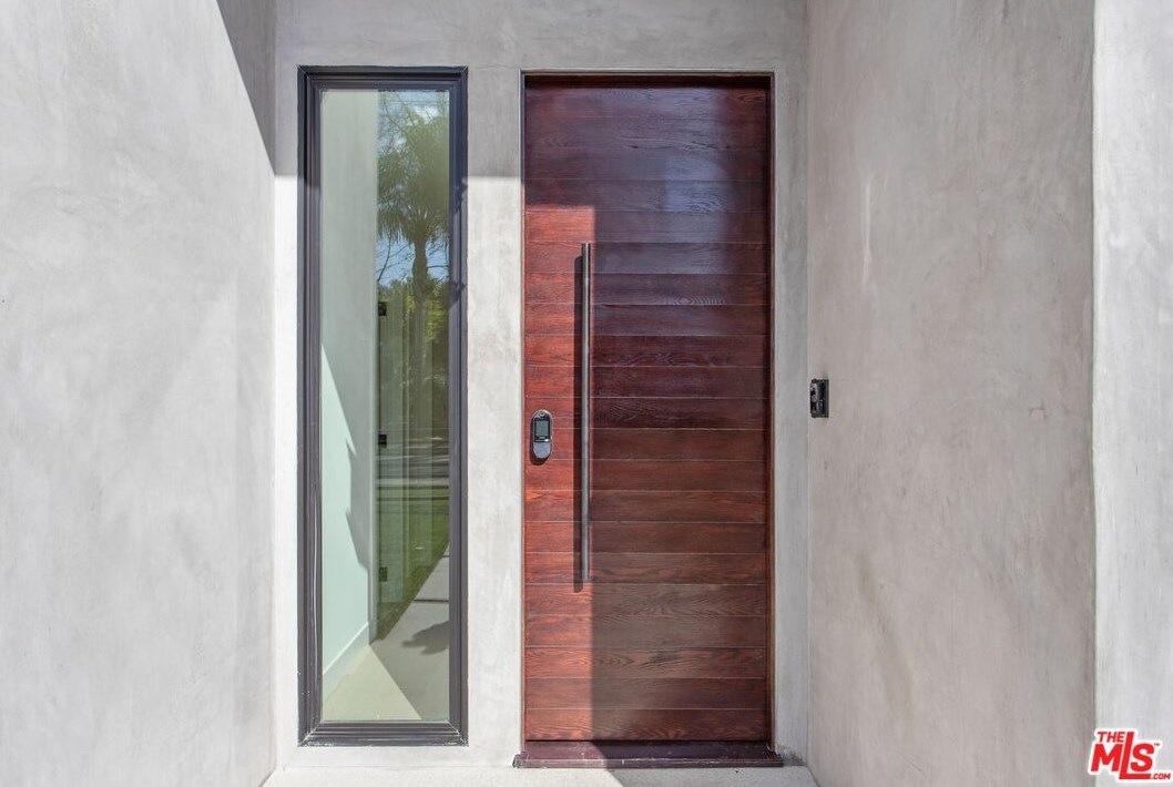 15227 Hartsook St, Van Nuys, CA 91403