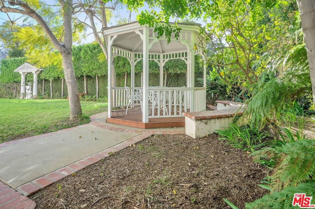 111 Thurston Ave, Los Angeles CA  90049-2434 exterior