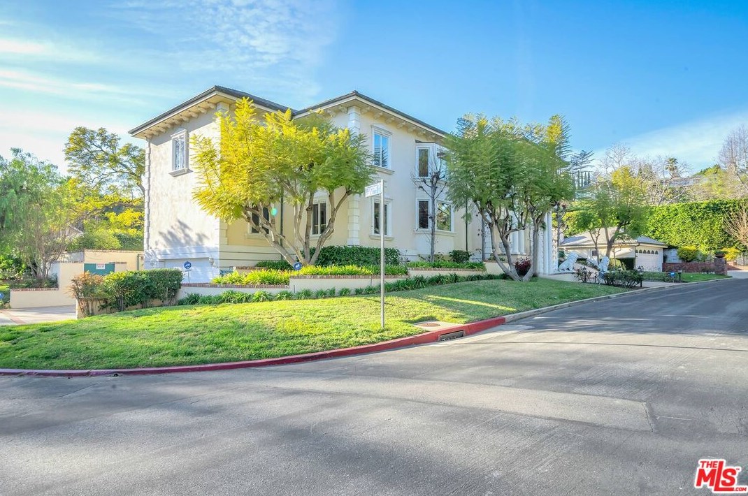 111 Thurston Ave, Los Angeles CA  90049-2434 exterior