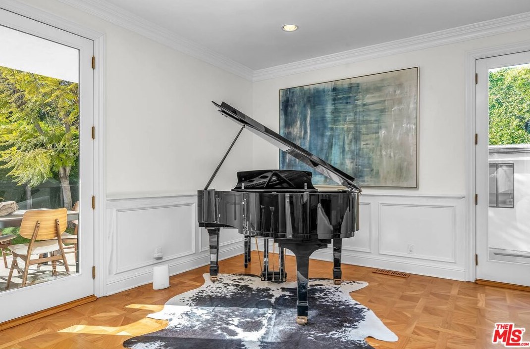 111 Thurston Ave, Los Angeles CA  90049-2434 exterior