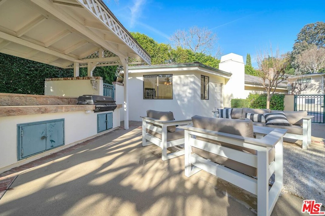 111 Thurston Ave, Los Angeles CA  90049-2434 exterior