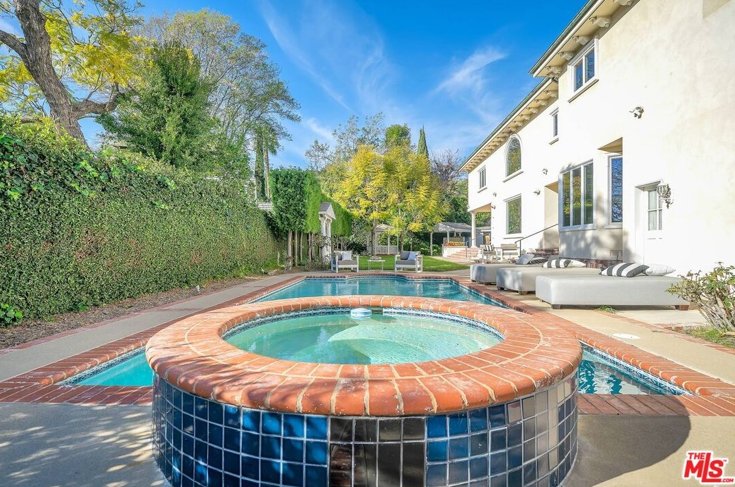 111 Thurston Ave, Los Angeles CA  90049-2434 exterior