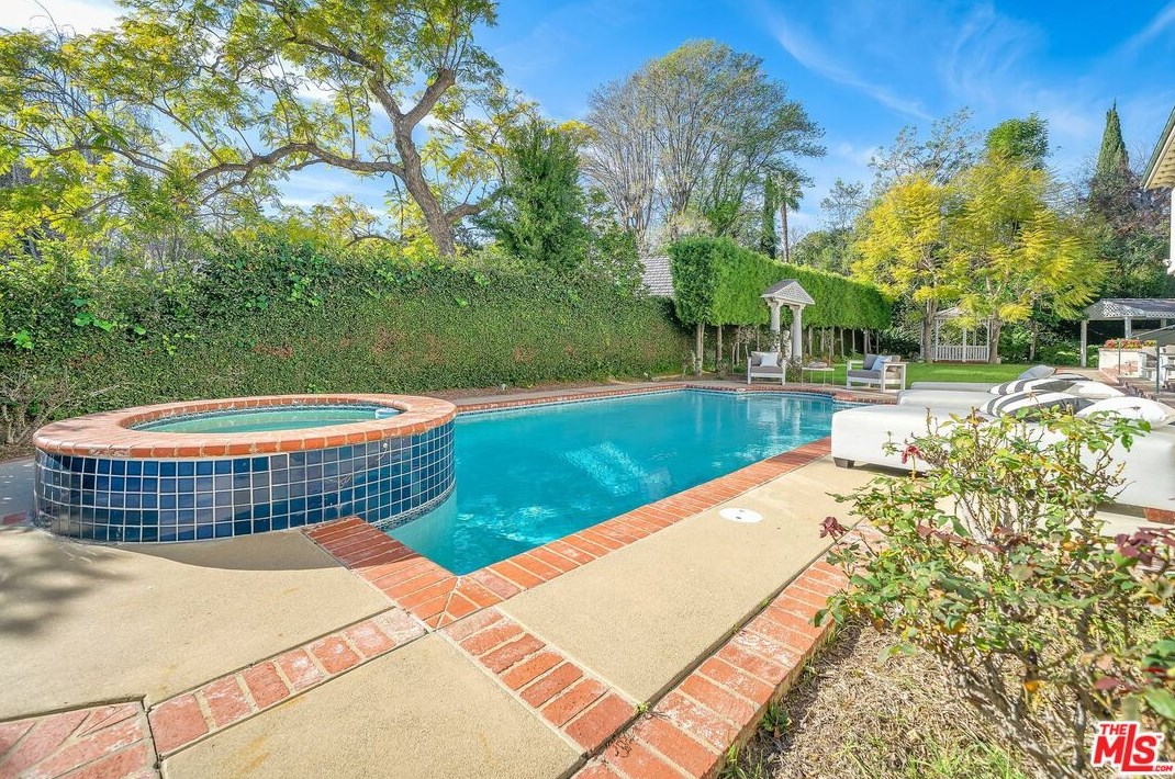 111 Thurston Ave, Los Angeles CA  90049-2434 exterior