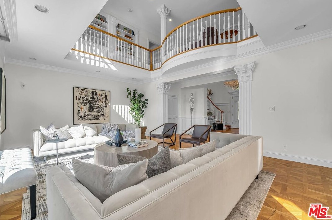 111 Thurston Ave, Los Angeles CA  90049-2434 exterior