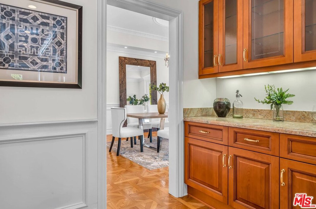 111 Thurston Ave, Los Angeles CA  90049-2434 exterior