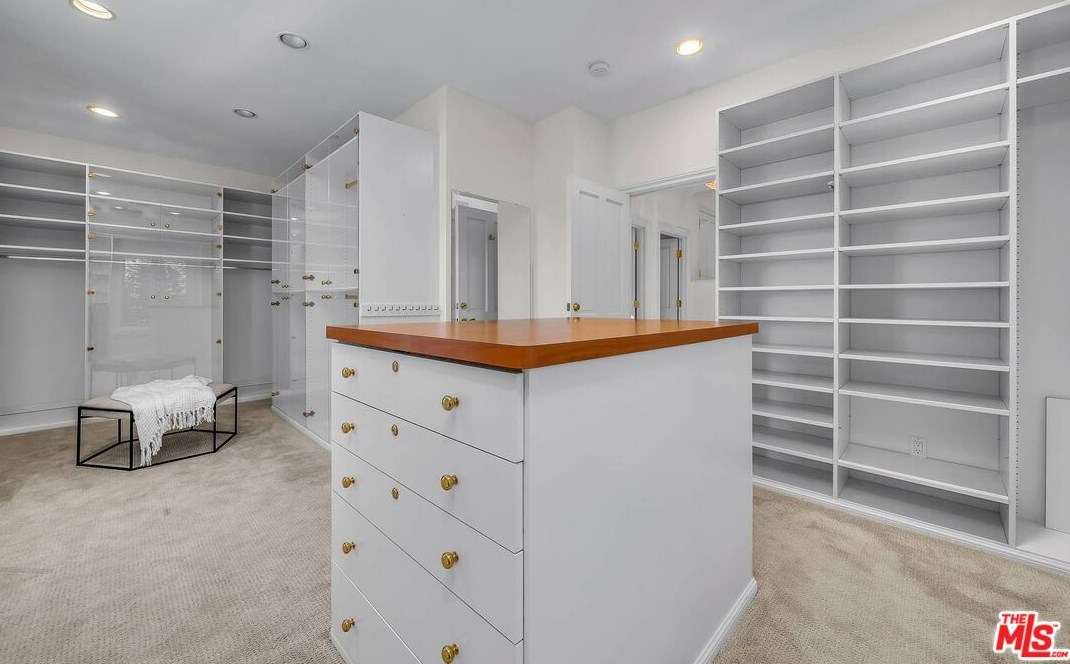 111 Thurston Ave, Los Angeles CA  90049-2434 exterior