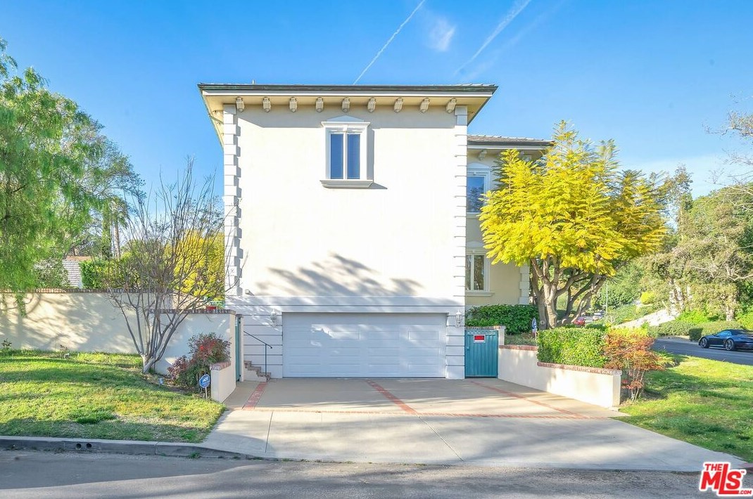 111 Thurston Ave, Los Angeles CA  90049-2434 exterior