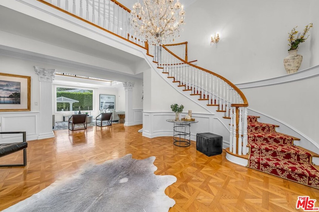 111 Thurston Ave, Los Angeles CA  90049-2434 exterior