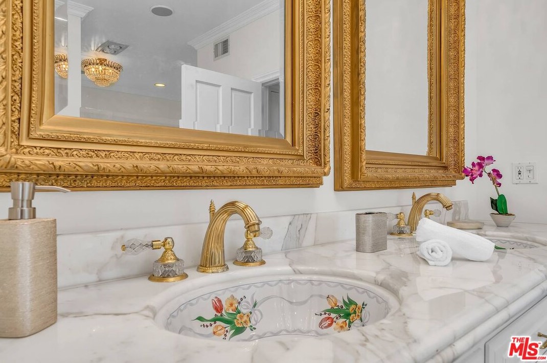 111 Thurston Ave, Los Angeles CA  90049-2434 exterior