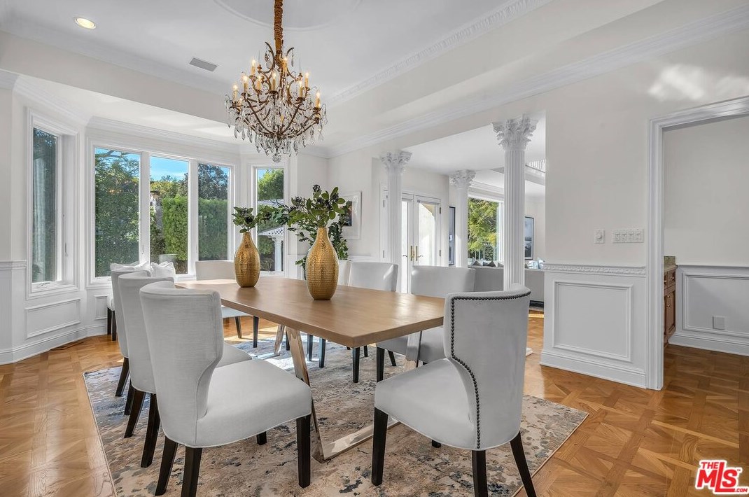 111 Thurston Ave, Los Angeles CA  90049-2434 exterior