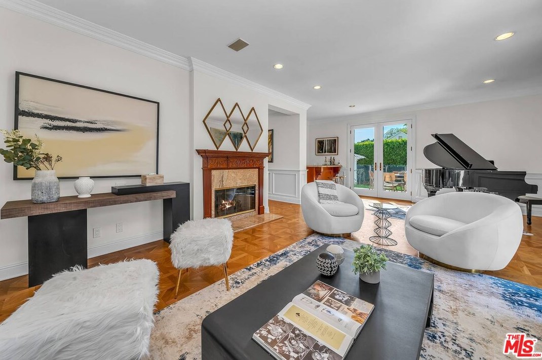 111 Thurston Ave, Los Angeles CA  90049-2434 exterior