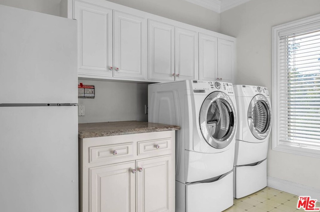 111 Thurston Ave, Los Angeles CA  90049-2434 exterior