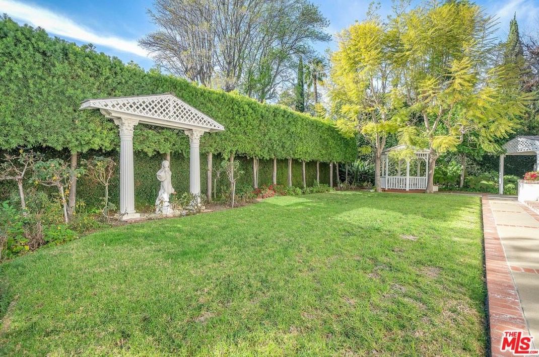 111 Thurston Ave, Los Angeles CA  90049-2434 exterior