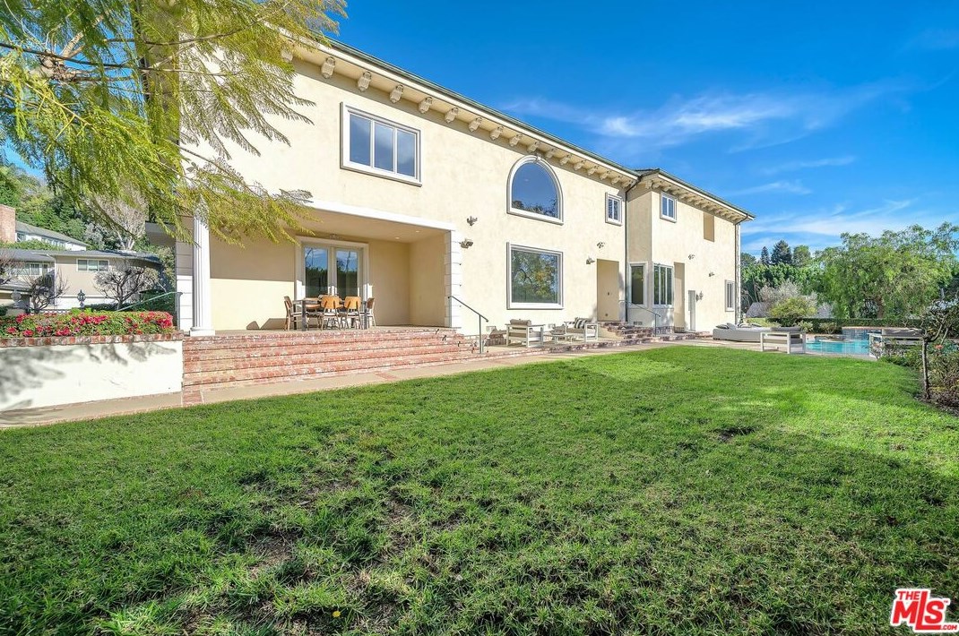 111 Thurston Ave, Los Angeles CA  90049-2434 exterior