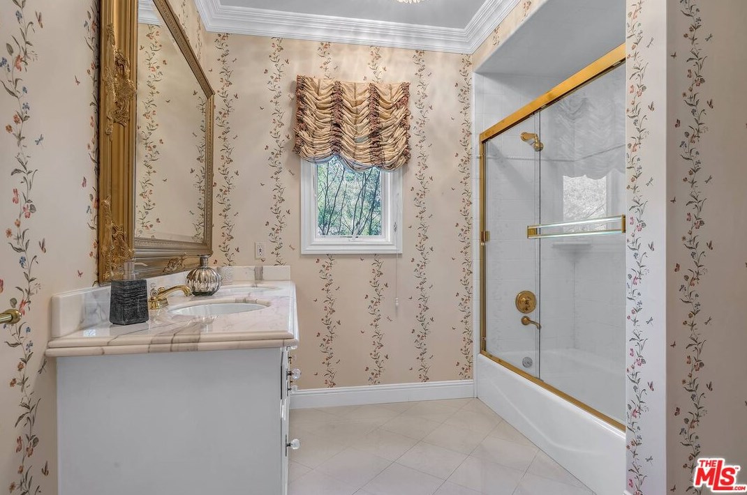 111 Thurston Ave, Los Angeles CA  90049-2434 exterior