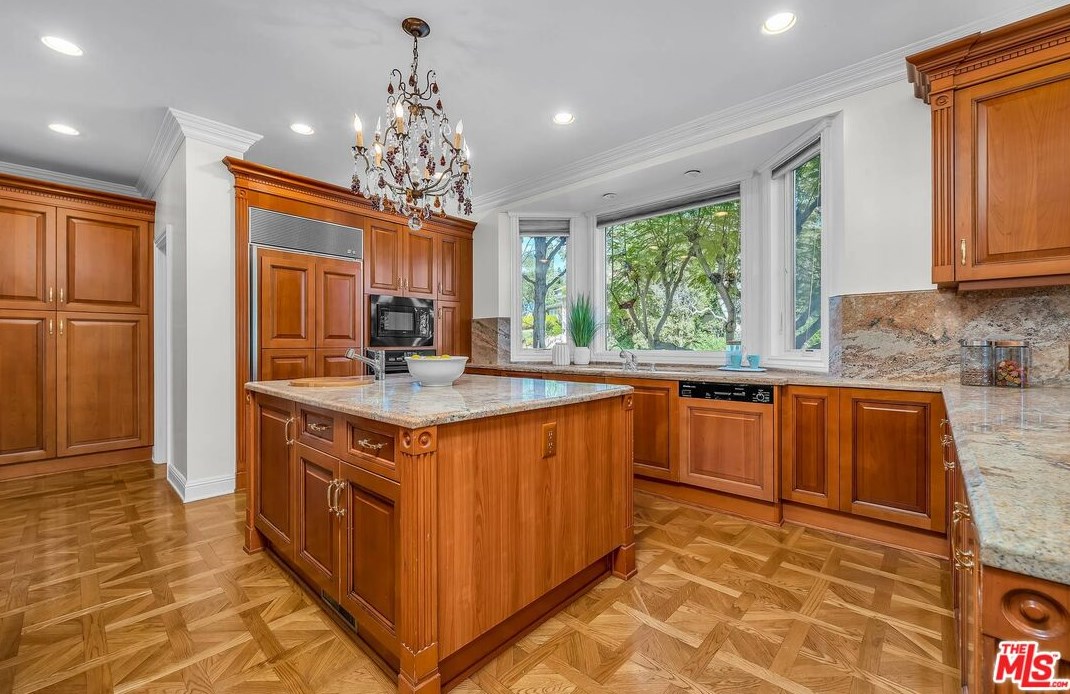 111 Thurston Ave, Los Angeles CA  90049-2434 exterior