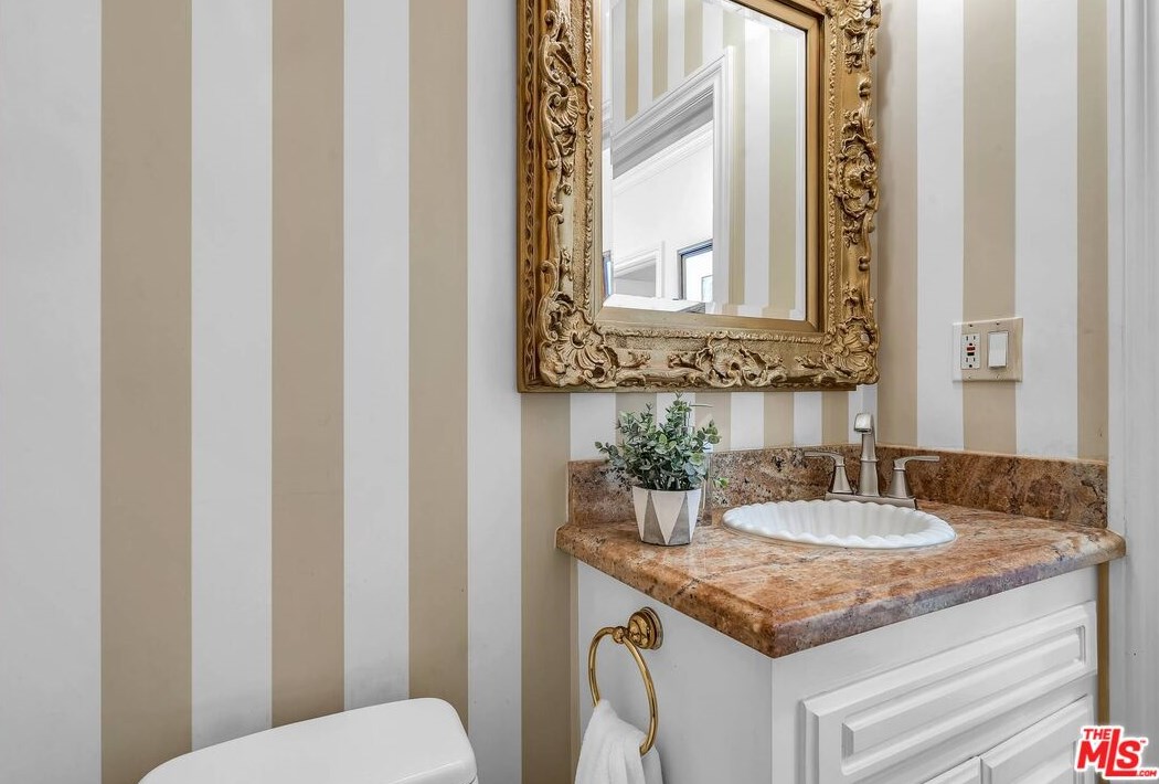 111 Thurston Ave, Los Angeles CA  90049-2434 exterior